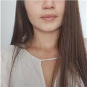 Profesora de biología y química imparte clases, resuelve talleres, prepara para novelaciones